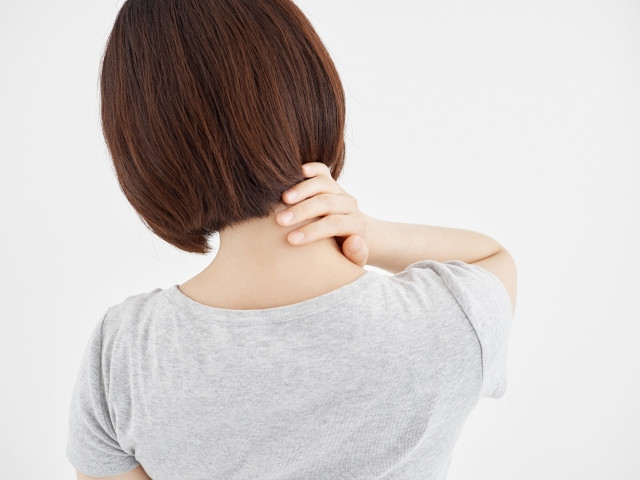 肩こりは、肩が重い・だるいだけでなく、頭痛や首の痛み、腕のしびれなどにもつながる辛い症状です。