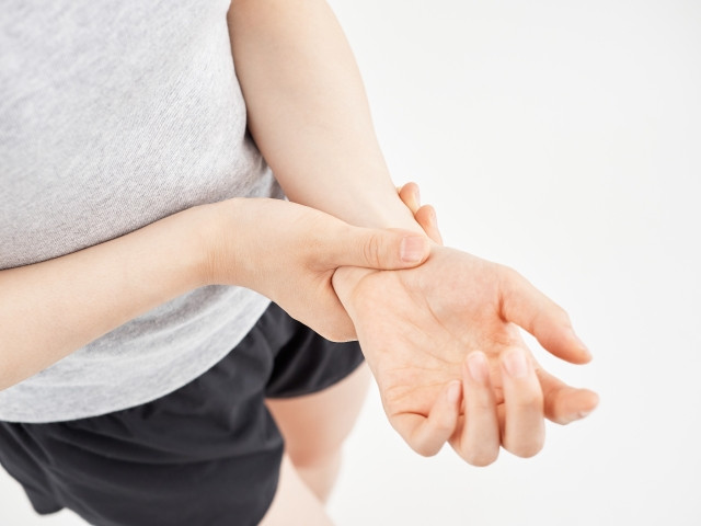 手首の痛みはほっておくと重症化したり、慢性化して治りが遅くなってしまうことがあるので注意が必要です。